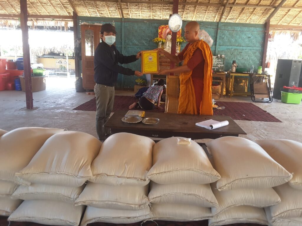 offering food for Yadana Ooyin Monastery Orphanage