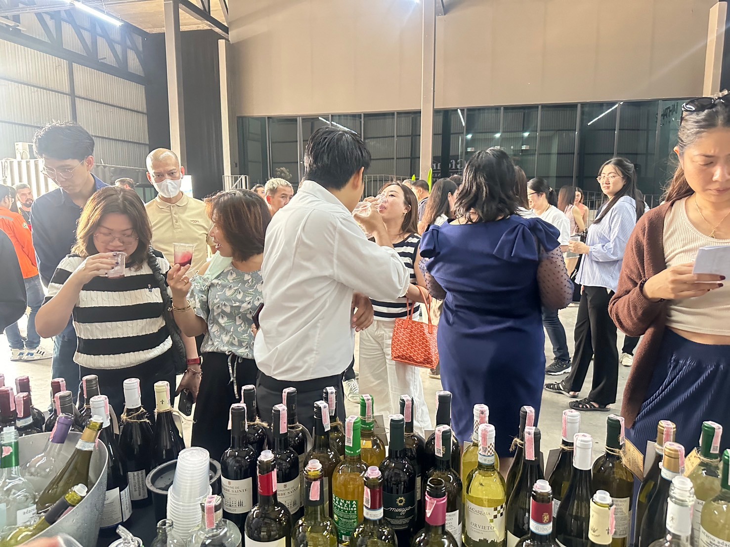 LINE_ALBUM_Sahathai wine sales_250203_5